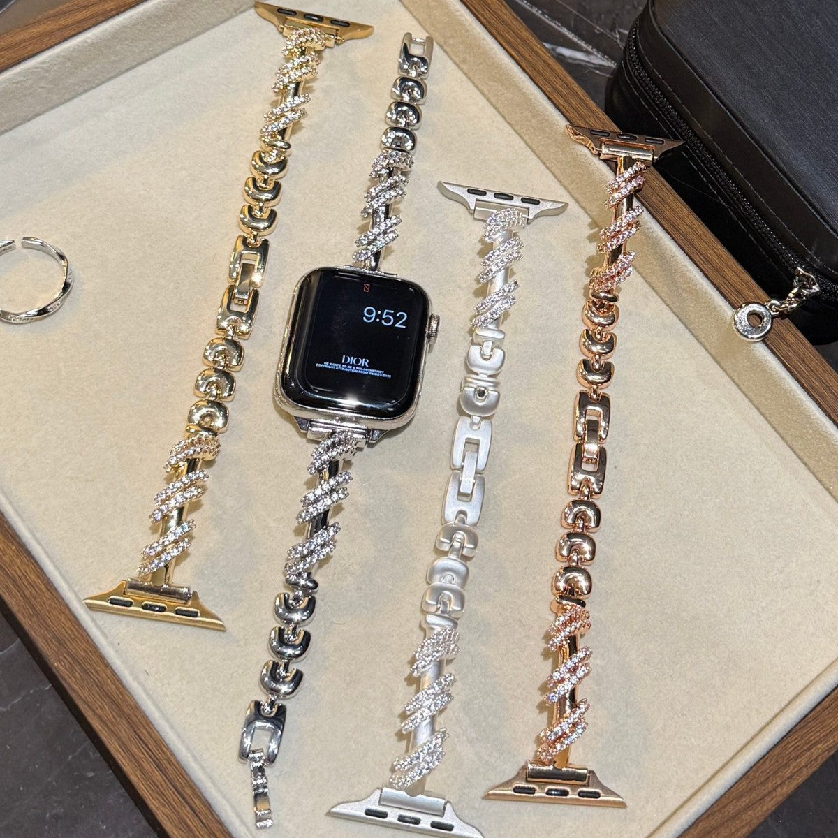 Bracelet rotatif en cuivre serti de diamants