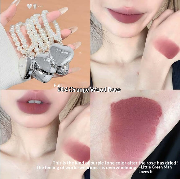 Le brillant à lèvres en forme de cœur a une texture douce et lisse