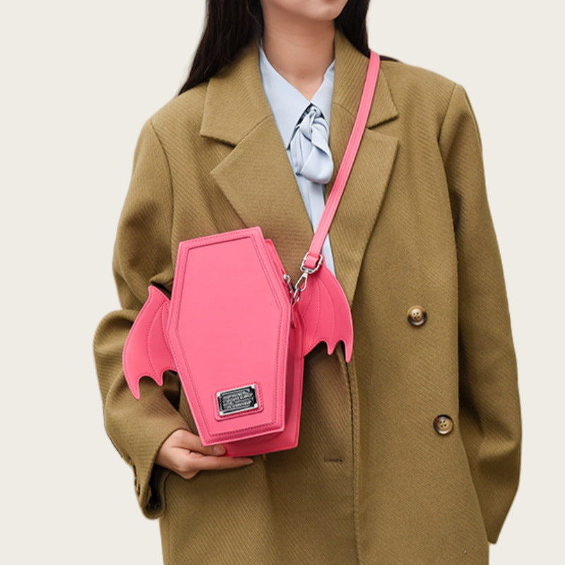 Sac femme mode et conçu en forme de Bat