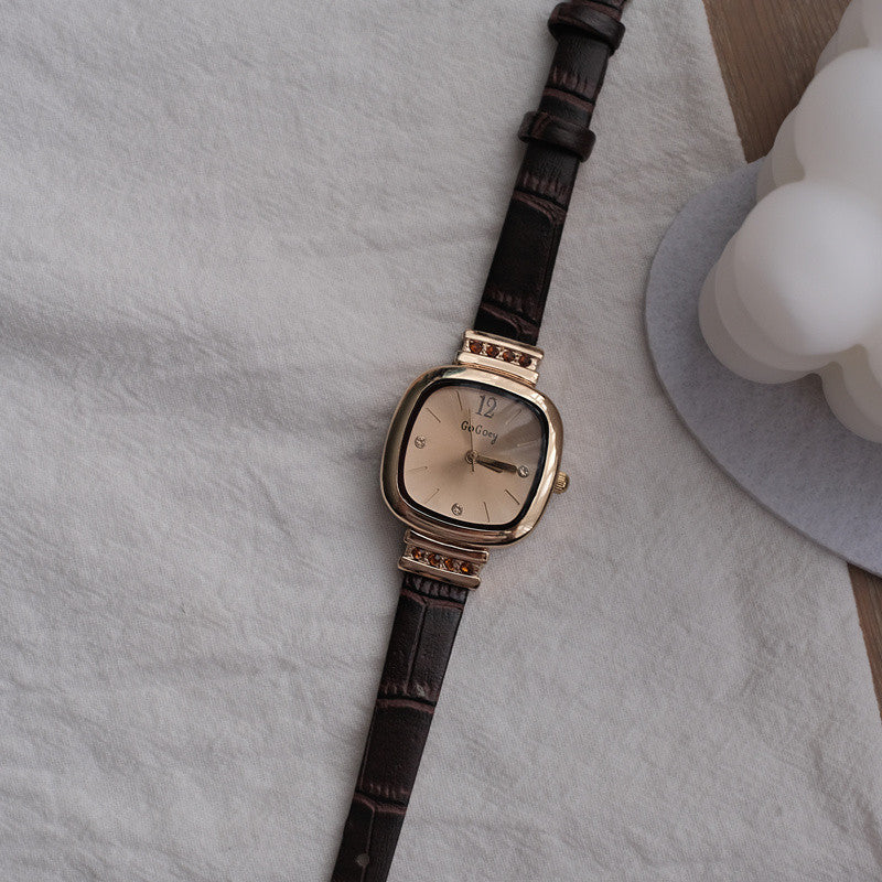 Montre femme de style rétro avec un design minimaliste Petite Square