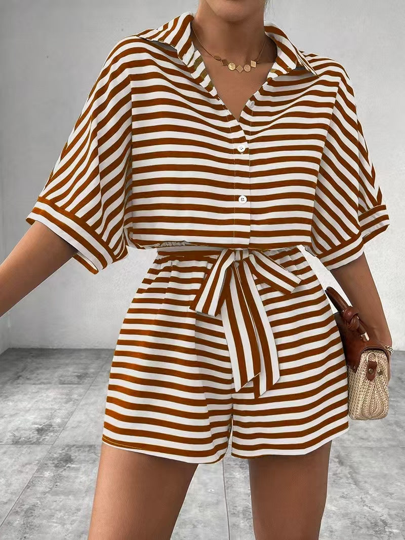 Maillot de saut rayé d'été doté d'un style de cardigan front-bouton de collier de lapel