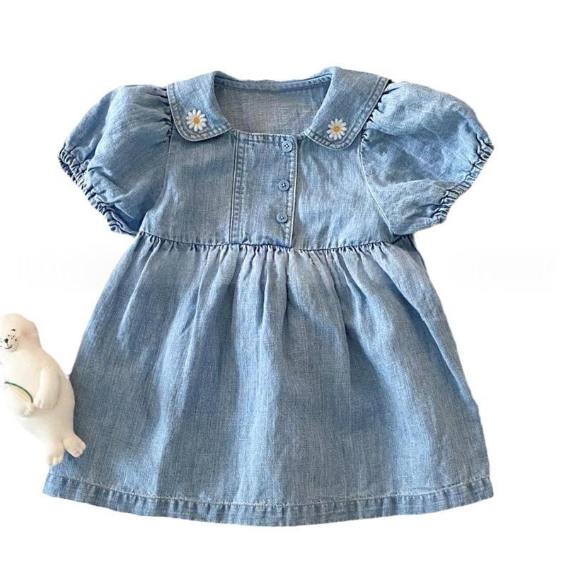Robe de denim brodée à manches courtes