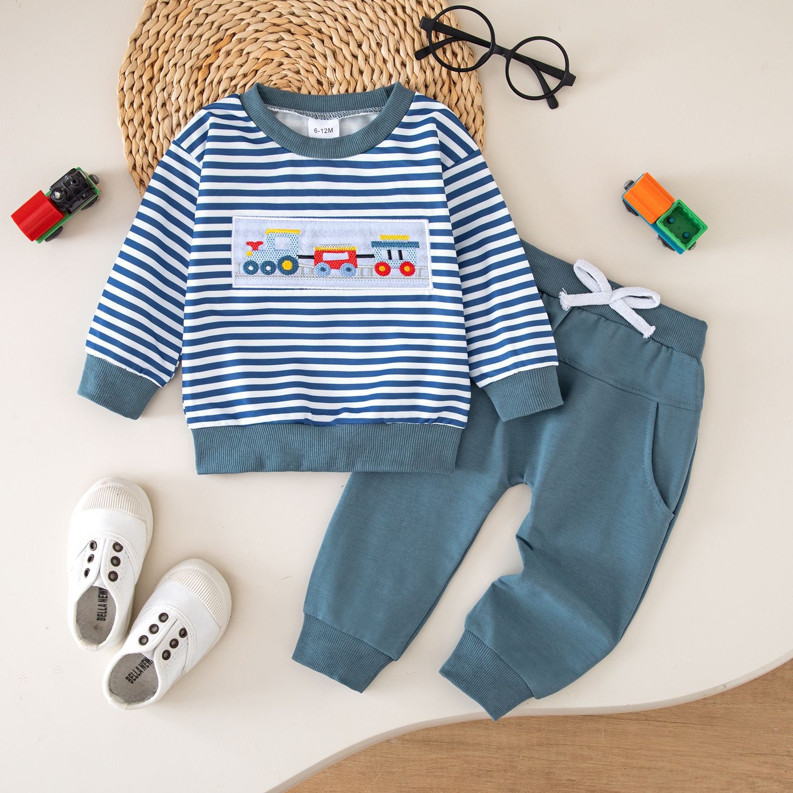 Ensemble en deux pièces pour bébé à col d'équipage rayé et pantalon long