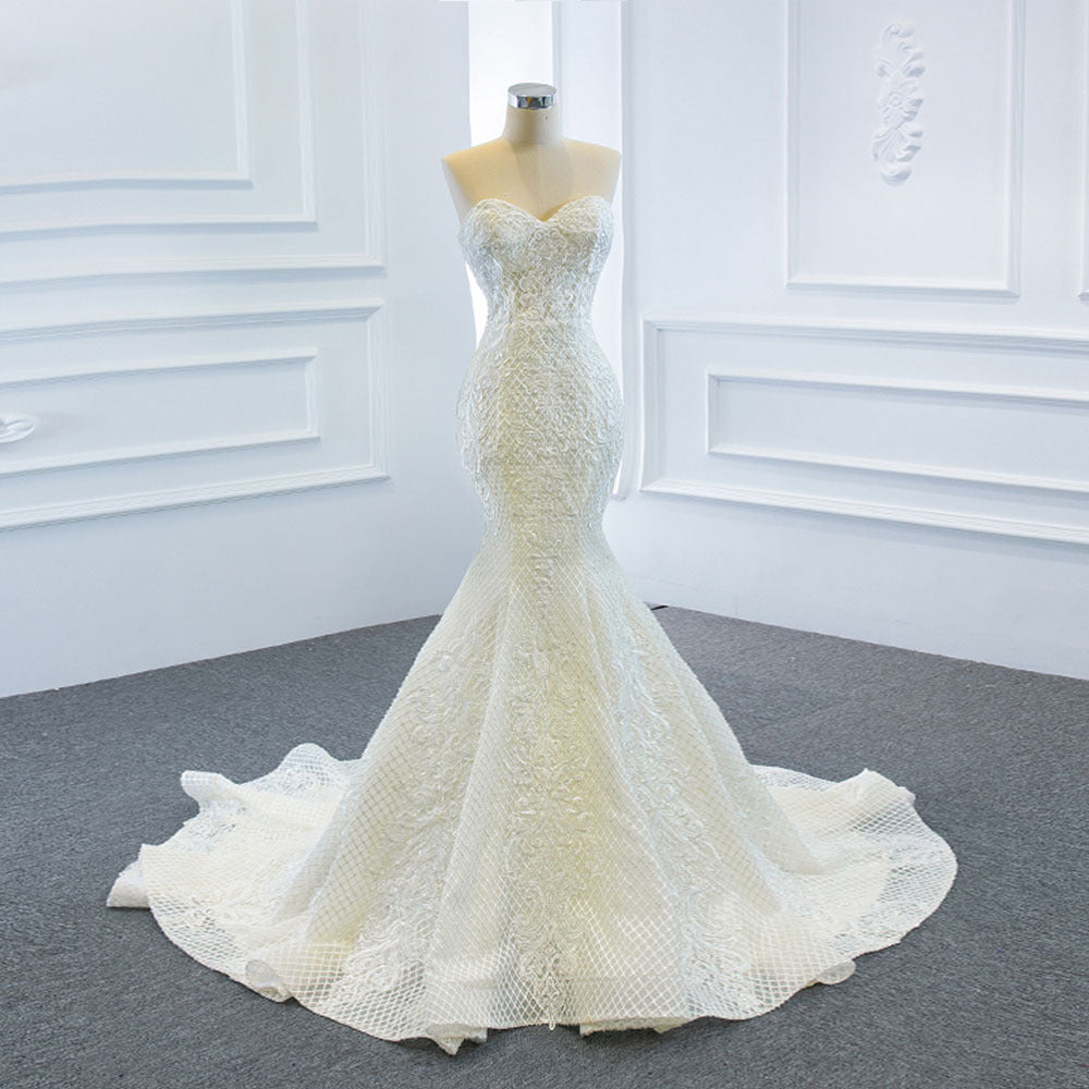 La robe de mariée porte deux sommets de queue de poisson