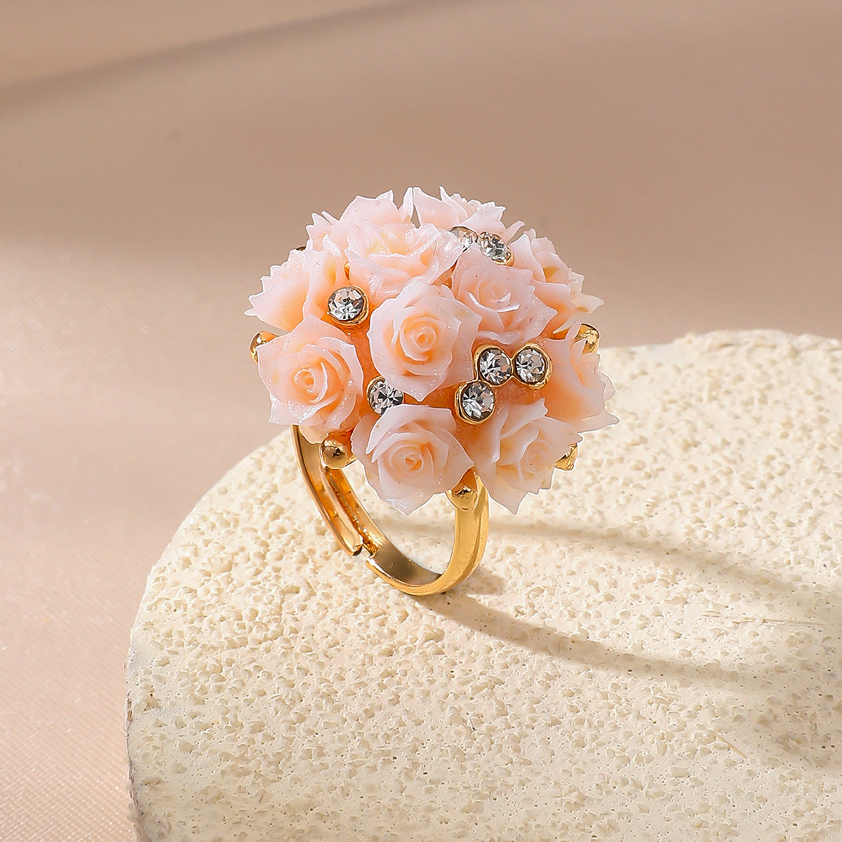 Anneau de fleur de rose en trois dimensions avec des fleurs de résine en diamant