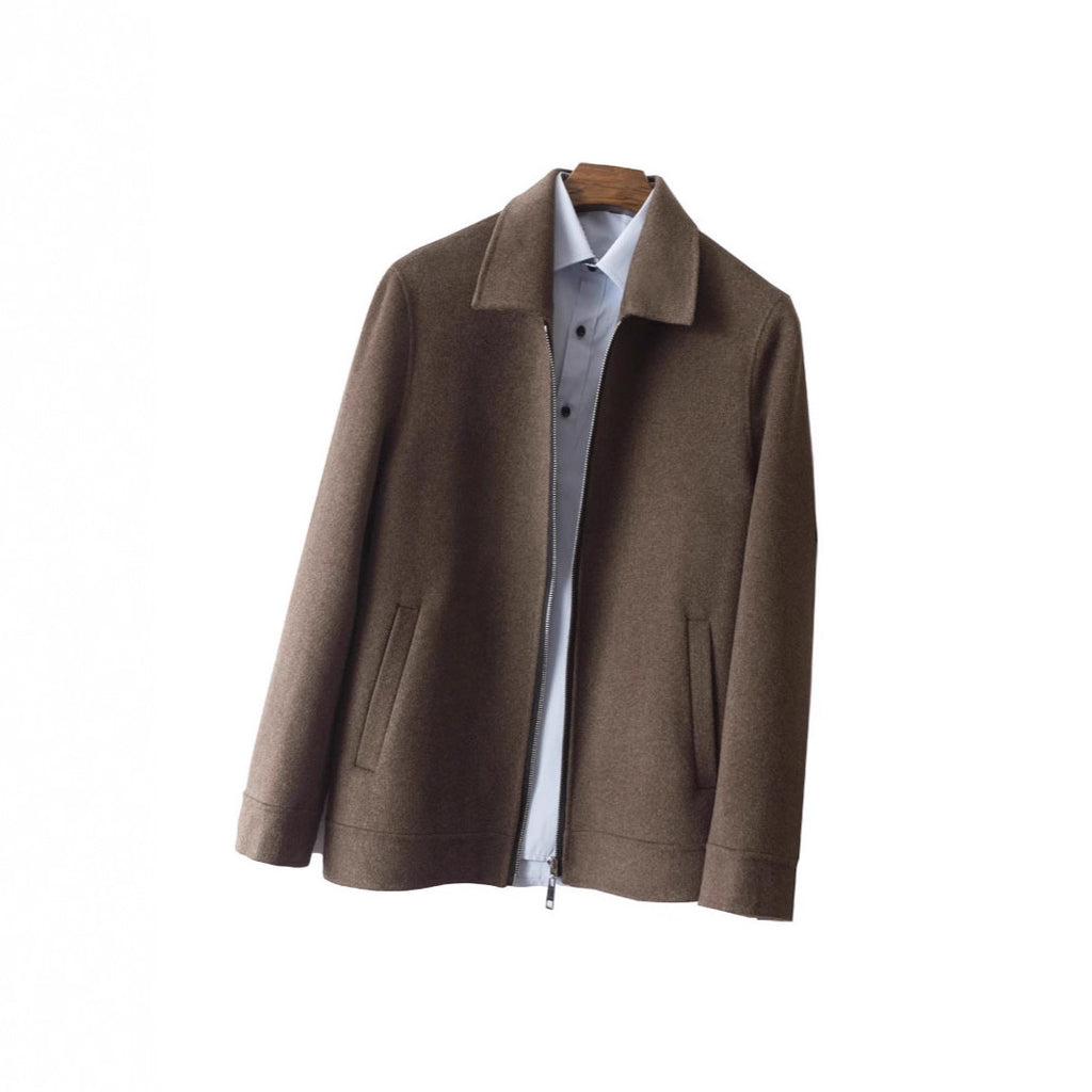 Veste de laine courte en laine d'affaires d'âge moyen