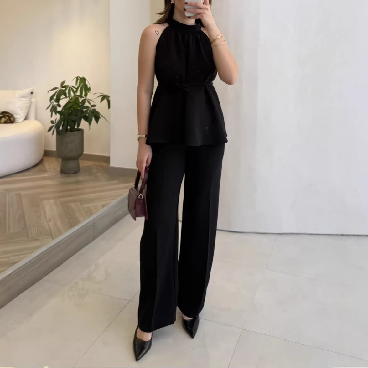 Simple set of sleeveless top and wide leg pants