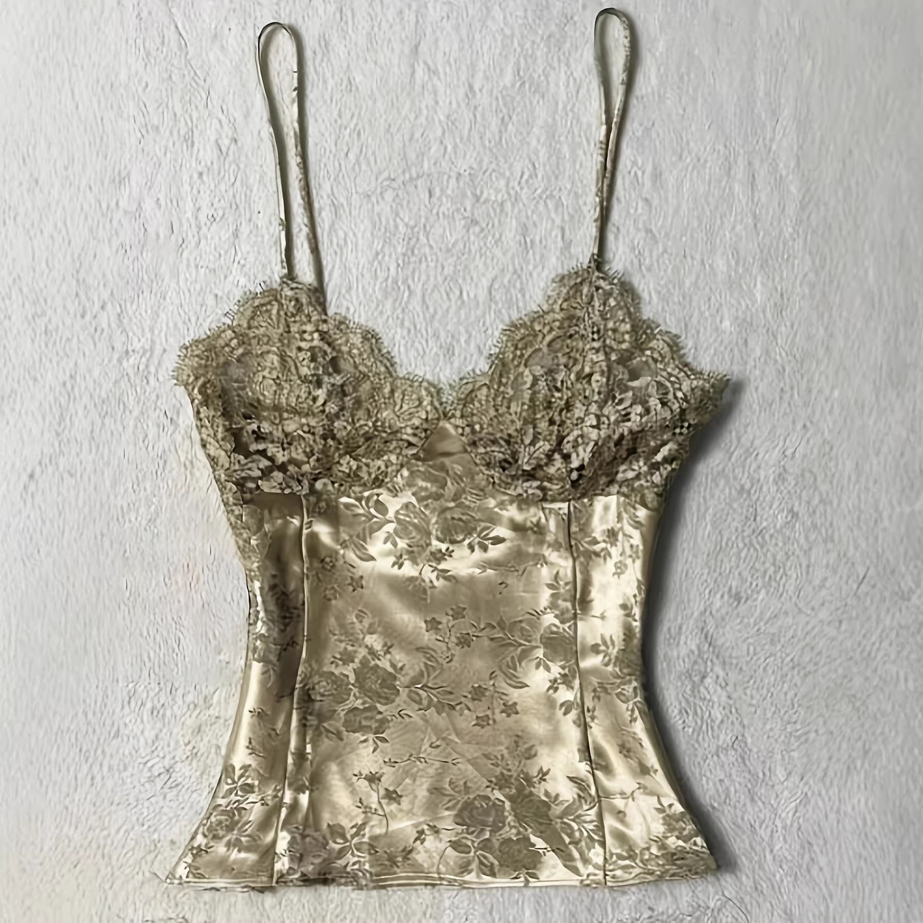 Camisole en V en dentelle douce et attrayante