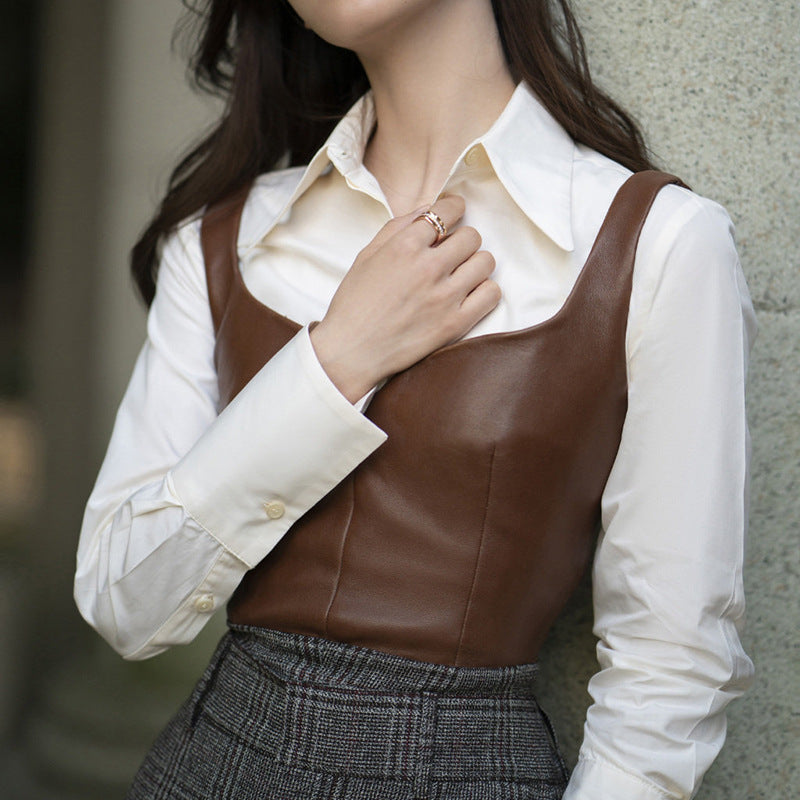 Porter en cuir véritable une petite veste en sling