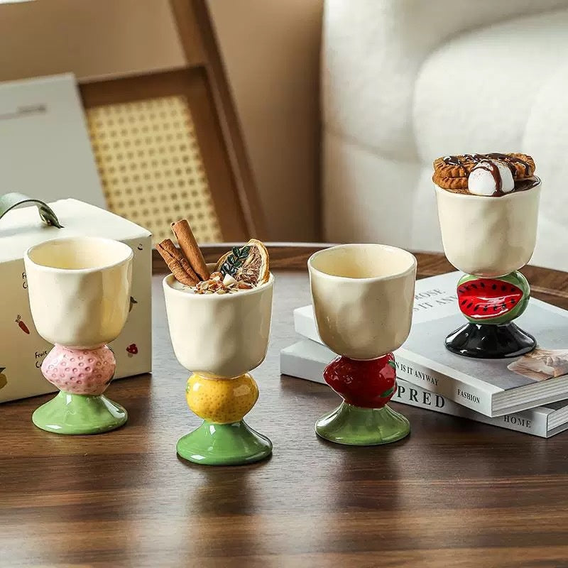Gobelet de céramique à la crème glacée aromatisée aux fruits