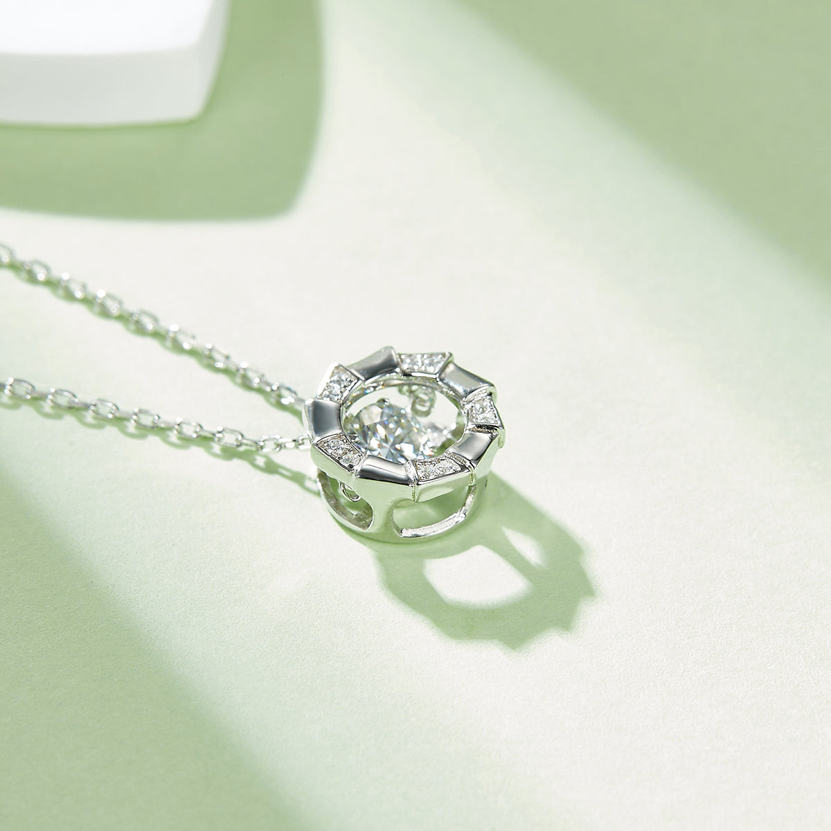 S925 Argent Sterling 0.5ct D Couleur VVS1 Moissanite Col rond circulaire 45cm Platine
