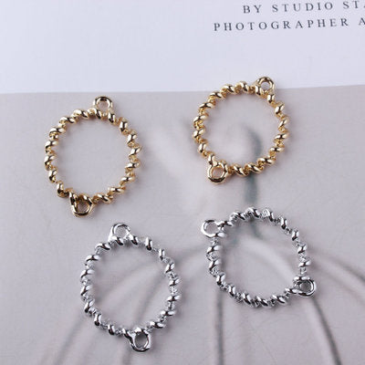 Double pendentif ovale en forme de torsion suspendue