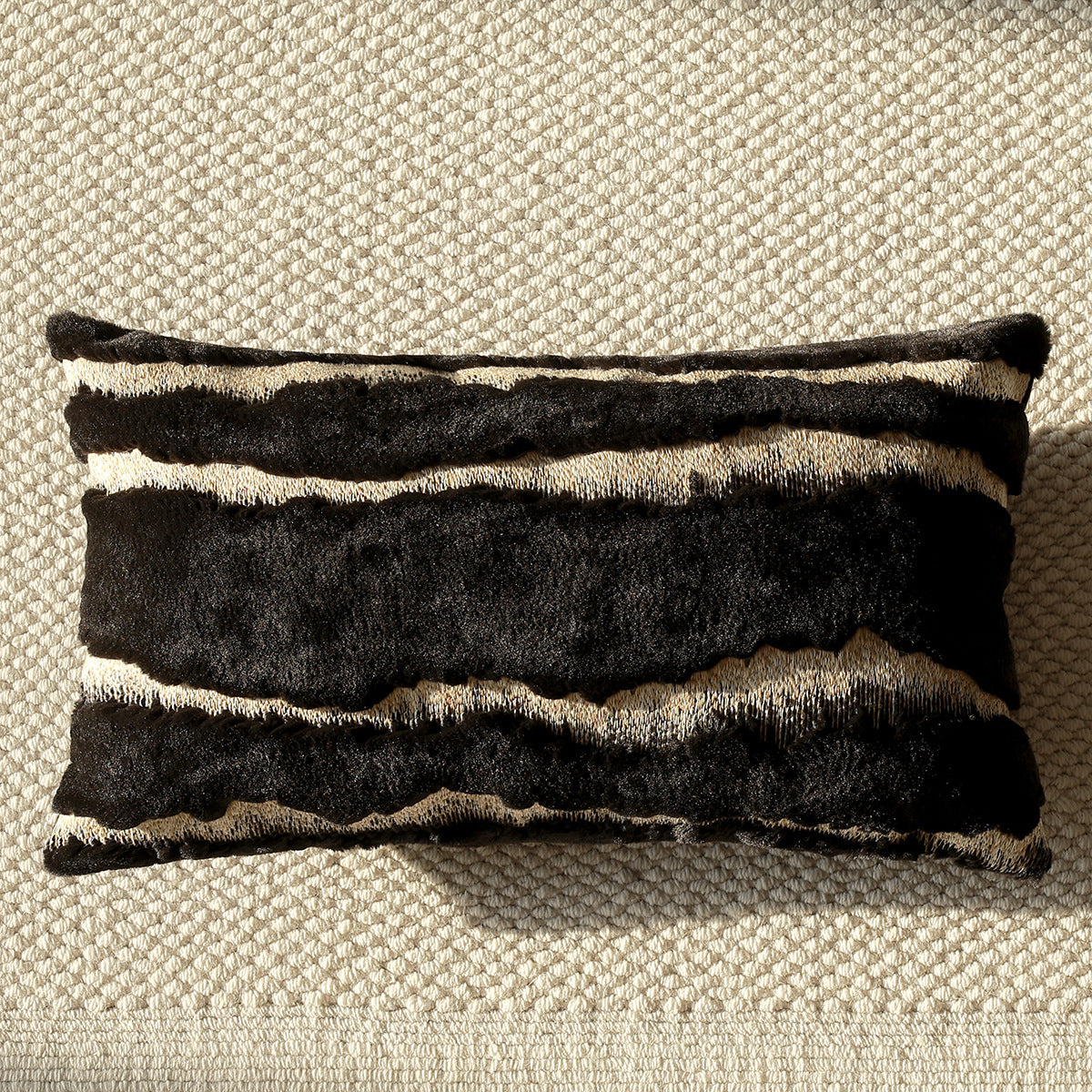 Coussin de canapé brodé Minimalist moderne avec une finition luxueuse