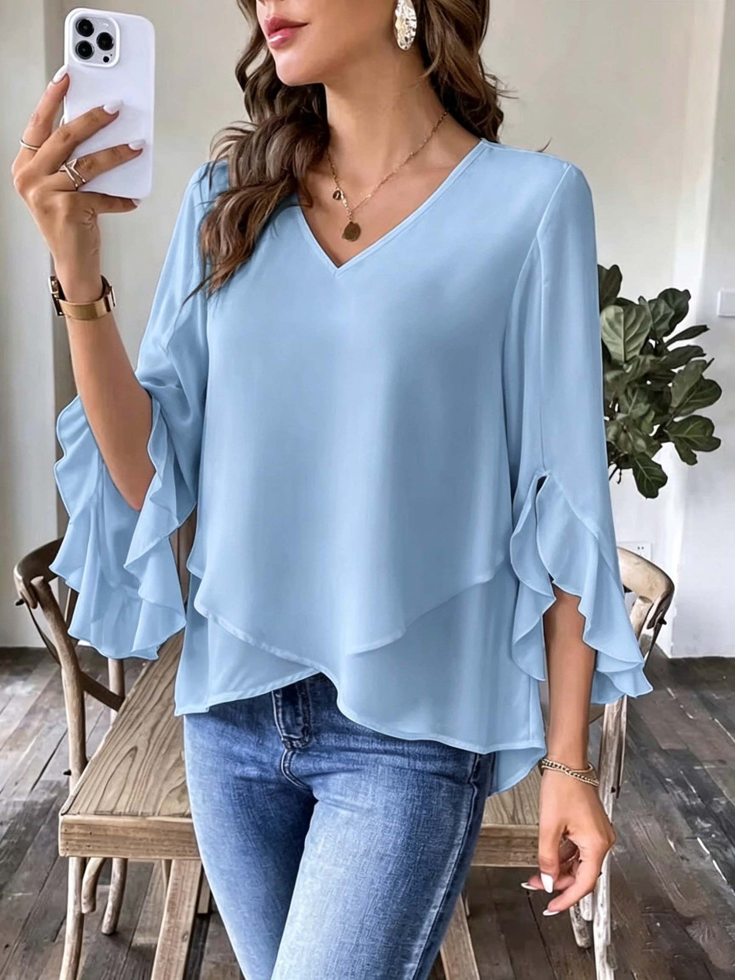 Top femme à col V avec manches volantes