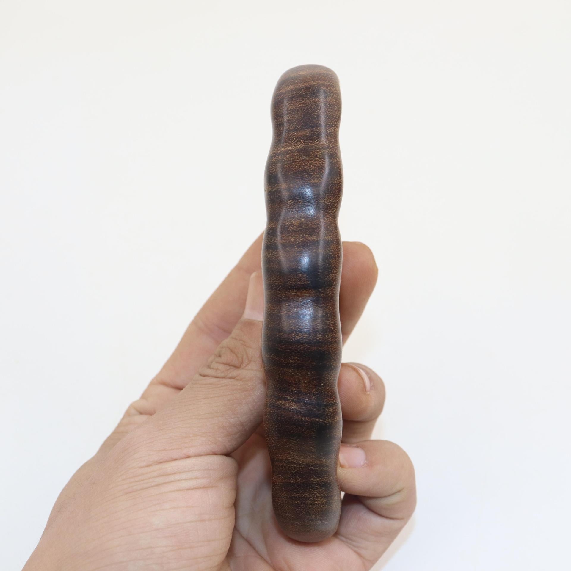 Peigne en bois sculpté épais en santal doré