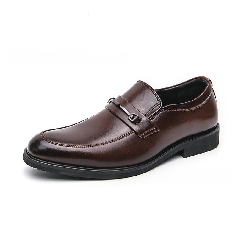Chaussures en cuir pointues à l'arrivée au printemps