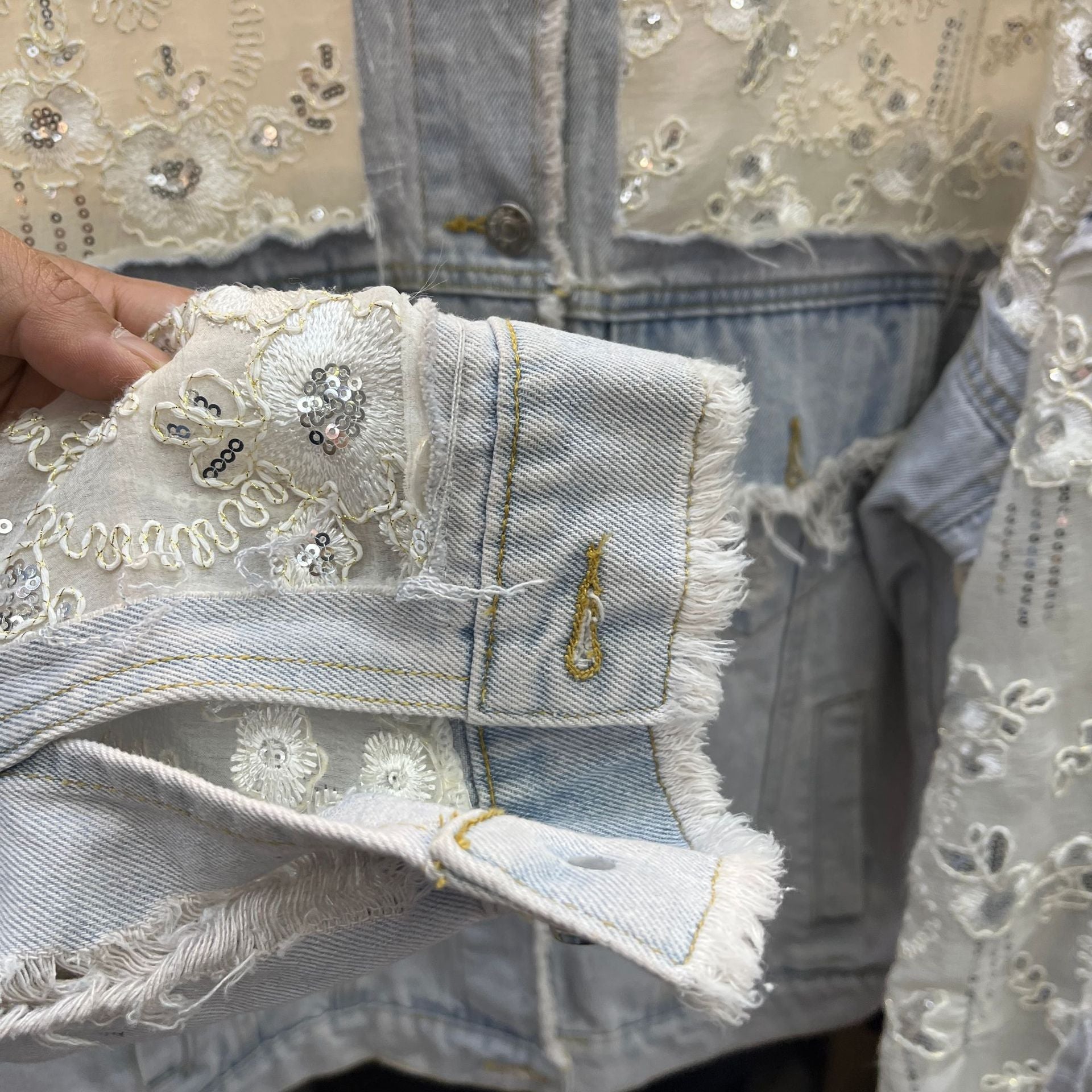 Veste de denim pour femmes brodée en mailles de couleur pailletée