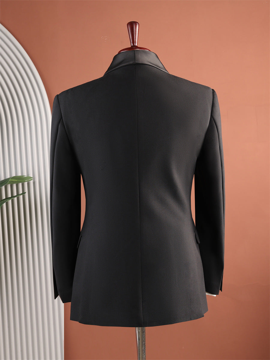 Coiffure en châle de luxe en tissu de tuxedo brodé
