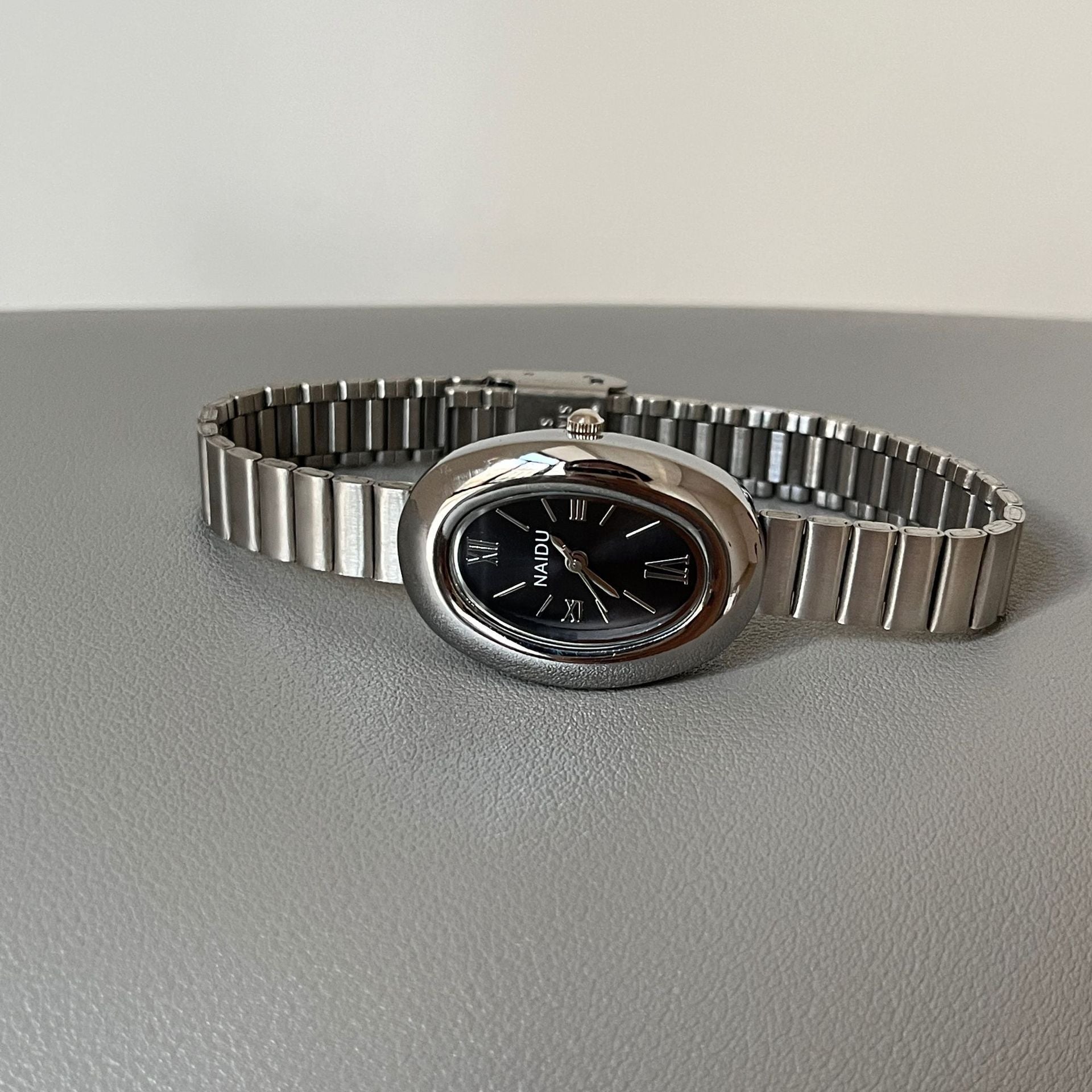 Élégante, sophistiquée et subtilement luxueuse Rétro femme Wristwatch