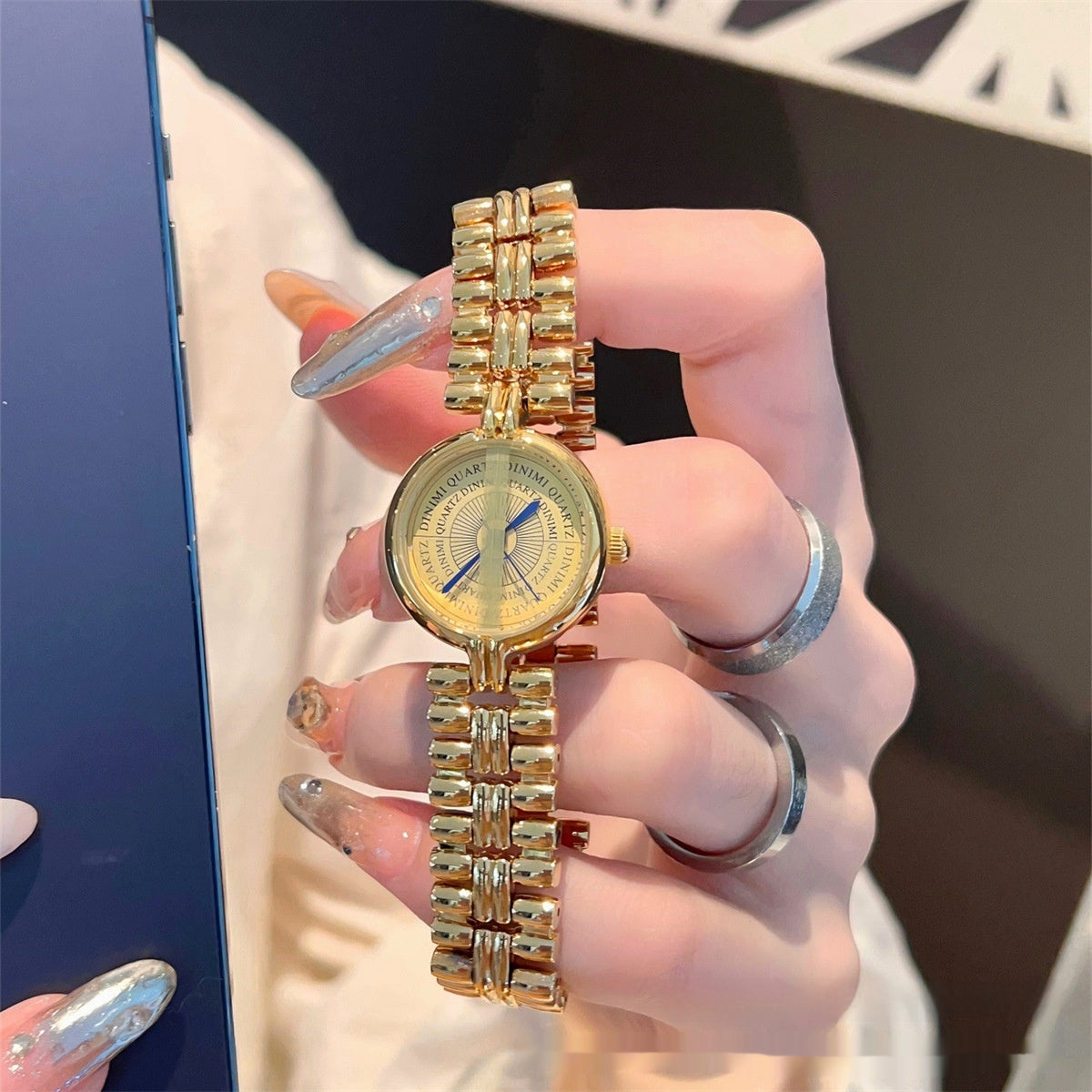 La montre en chaîne d'or évoluée mi-ancifique de luxe et de simplicité