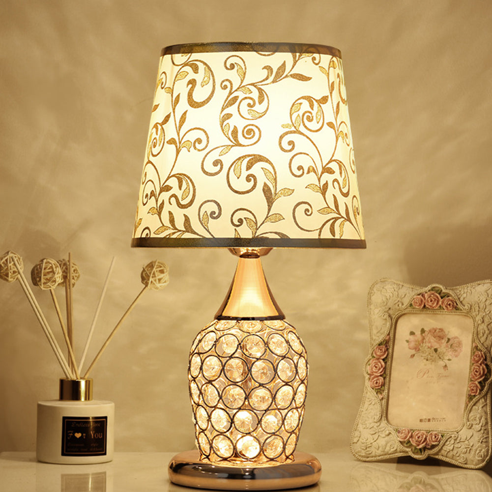 Lampe de table en cristal dans une chambre moderne