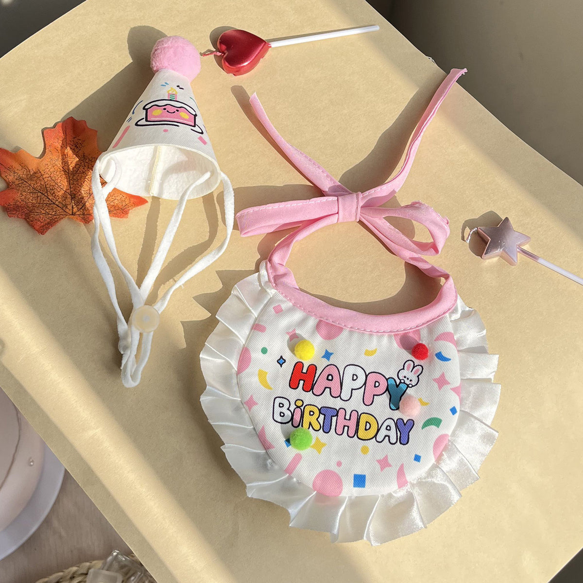 Chat et chien Chapeau d'anniversaire joyeux et ensemble de bib écharpe de cou