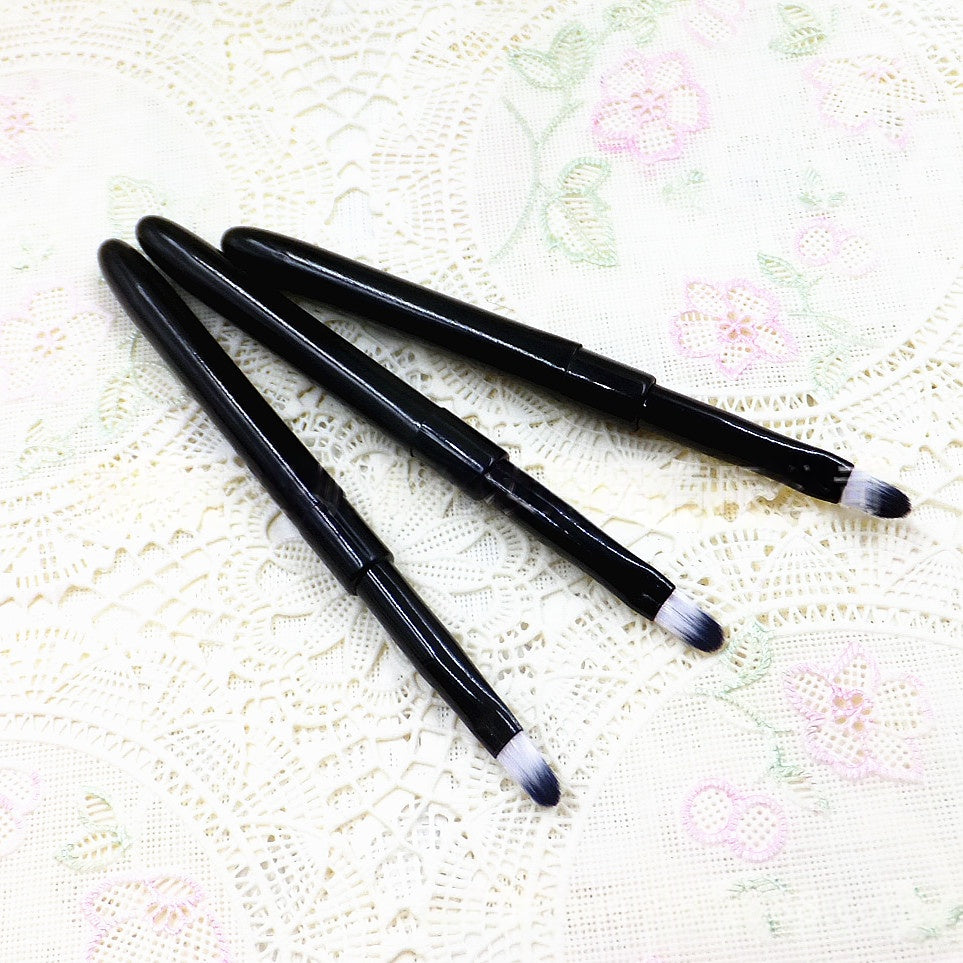 Brosse portable à lèvres et eyeliner avec un bouchon