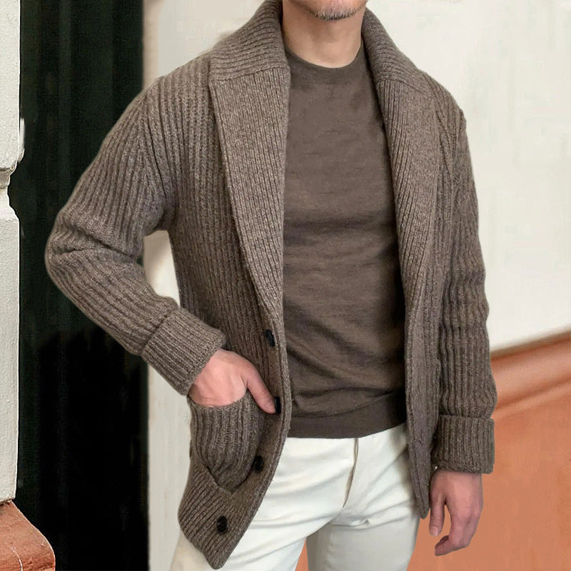 Cardigan tricoté avec un lapel et des manches longues pour les hommes porter