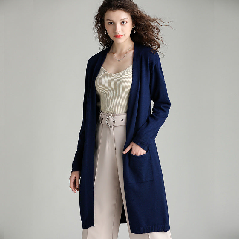 Long manteau de trench en forme de mollet associé à un cardigan tricoté chic