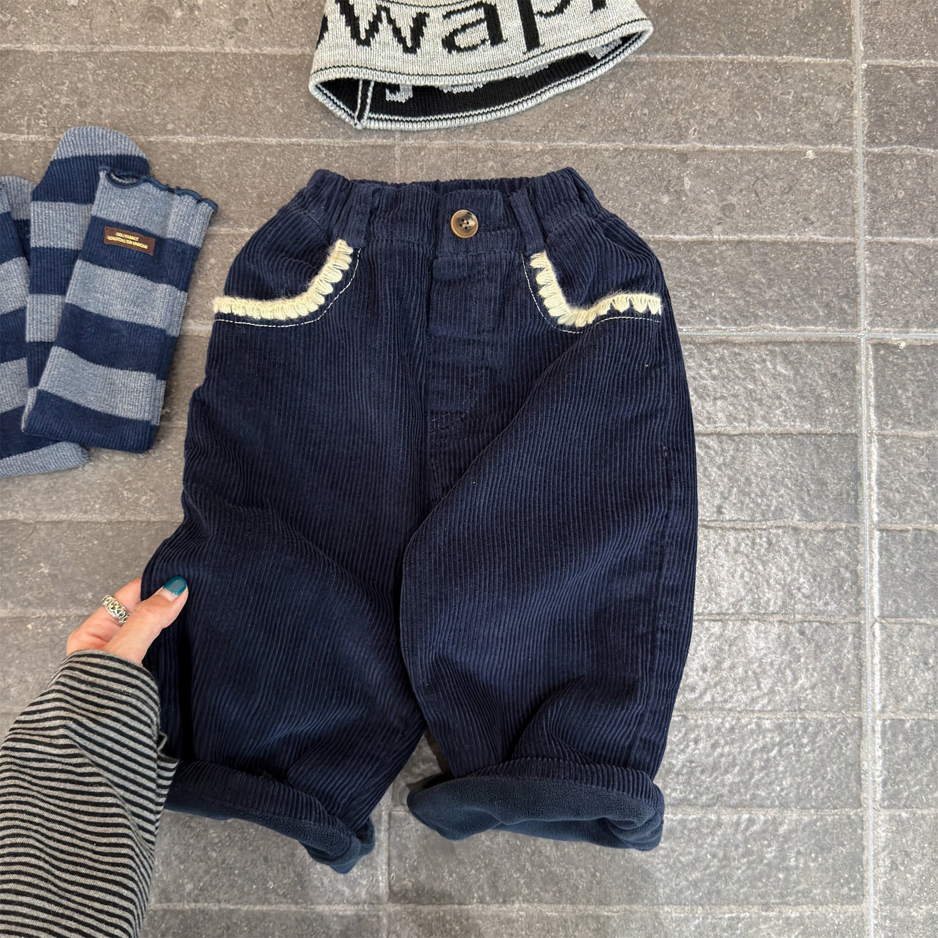 Pantalon velours côtelé bébé, coupe droite et bord en dentelle