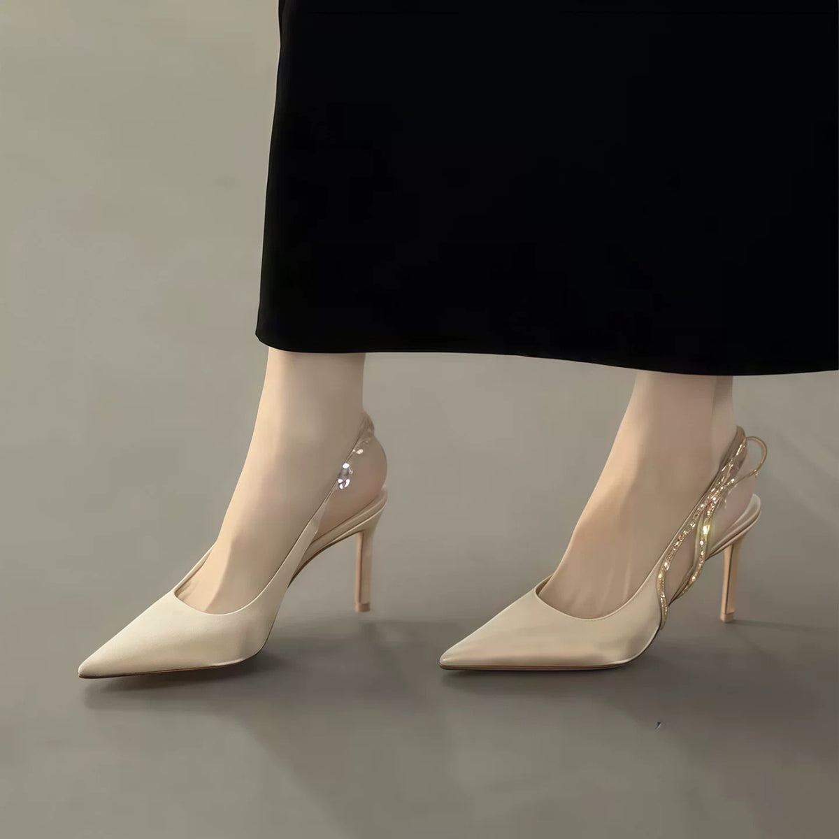 Les talons hauts pointus de l'épine de strass française pour femmes