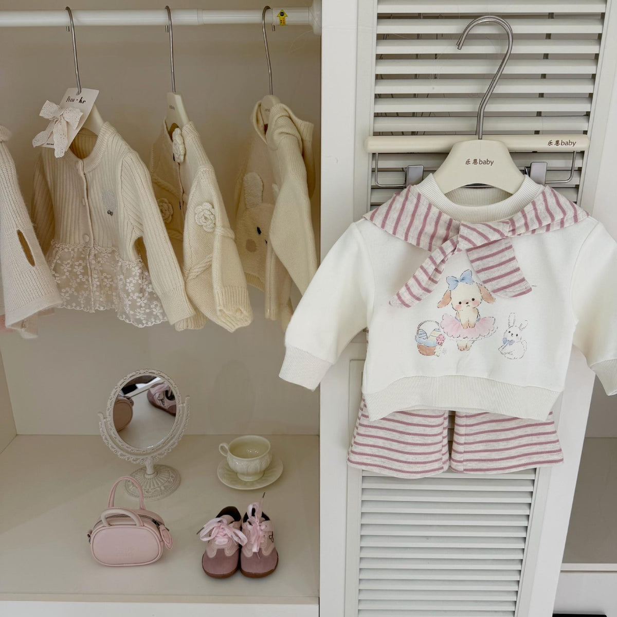 Ensemble de pantalons à fond de ventre rayé et de weater fille bébé