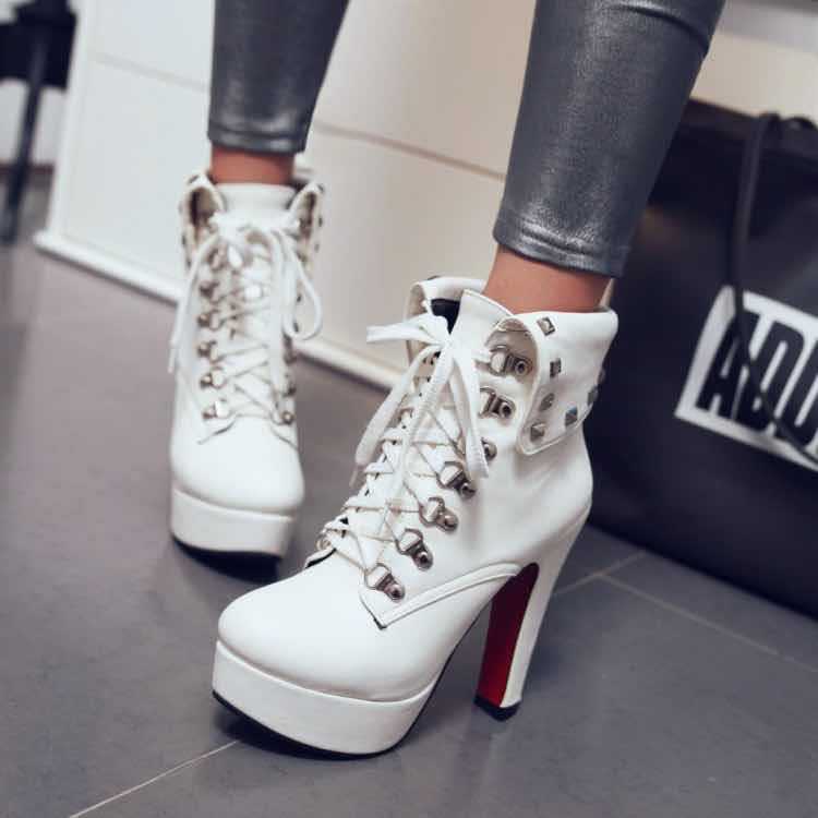 Femmes Low-top Studed Hauteur croissante Dr Martens-style Bottes avec un talon chunky