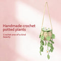 Crochet à la main suspendu ornement en pot avec traces blanches trailing et les feuilles vertes
