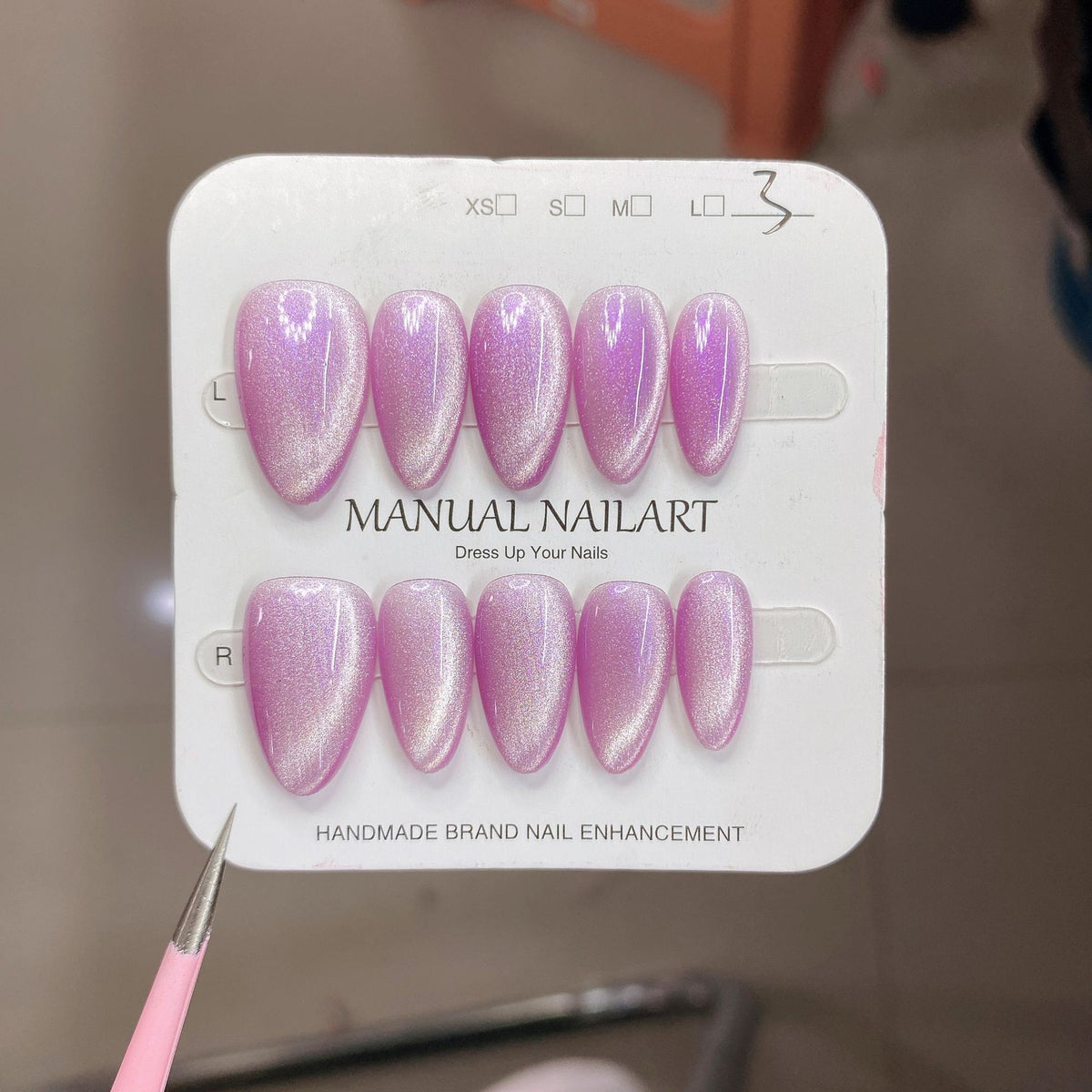 Conseils d'art sur ongles de gel appliqués à la main pour le séchage UVLED
