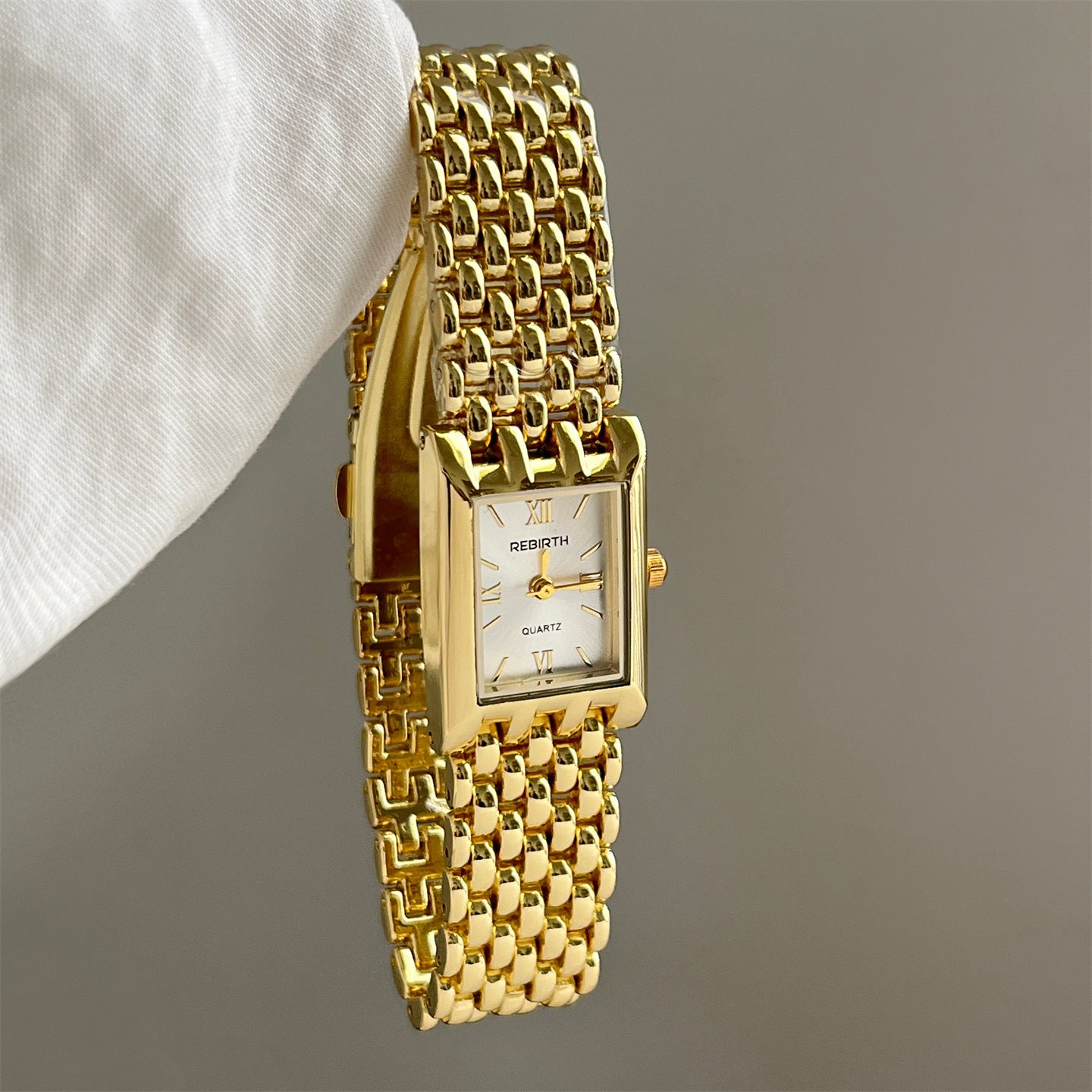 Montre rectangulaire Golden Quartz avec une bande d'acier pour les femmes