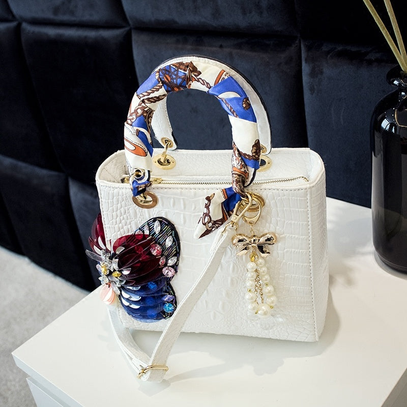 Femmes de style chinois Coiffure papillon avec diamants et strass colorés