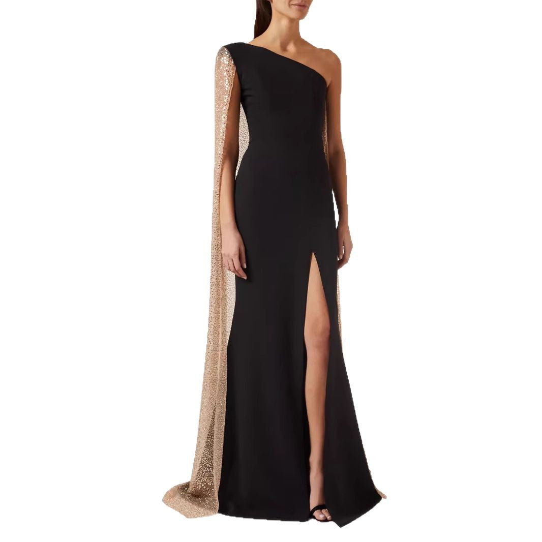 Robe noire à une épaule à fente