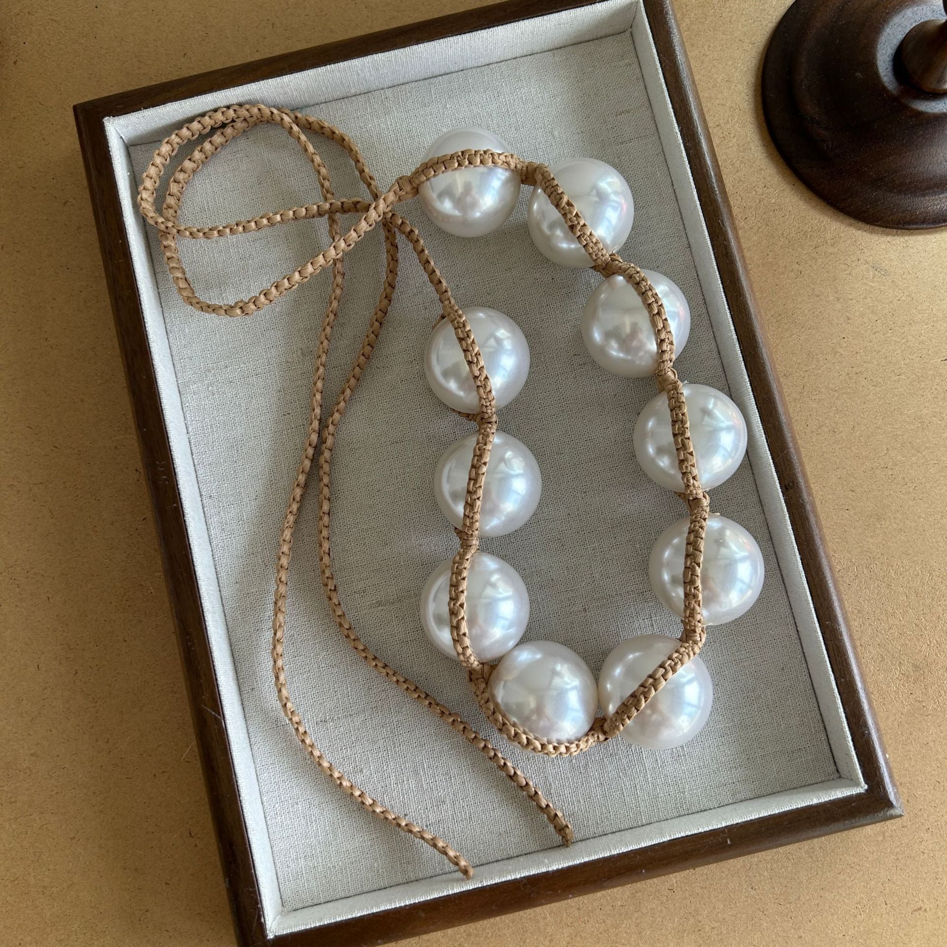 Collier tressé Pearl Raffia