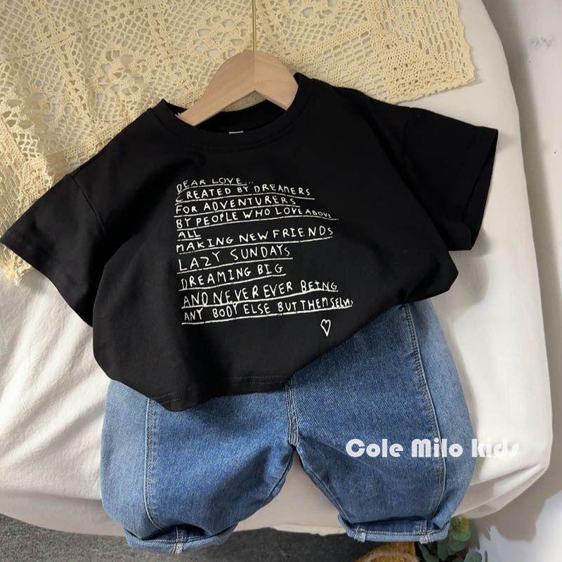 T-shirt à manches courtes pour enfants avec un cou d'équipage et un design imprimé