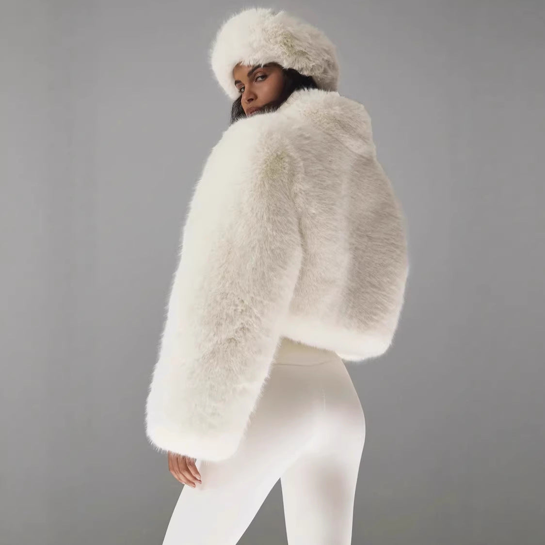 Manteau de fourrure courte de couleur solide élégant et chaud