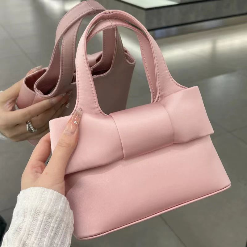 Sac à main et sac à croix à la mode