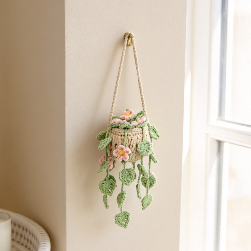 Crochet fait à la main suspendu pot ornement avec trailing rose Blooms et les feuilles vertes Vines Ev