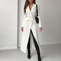 Élégante robe longue blanche de style commuter avec une ceinture sans gaine et exsudante B
