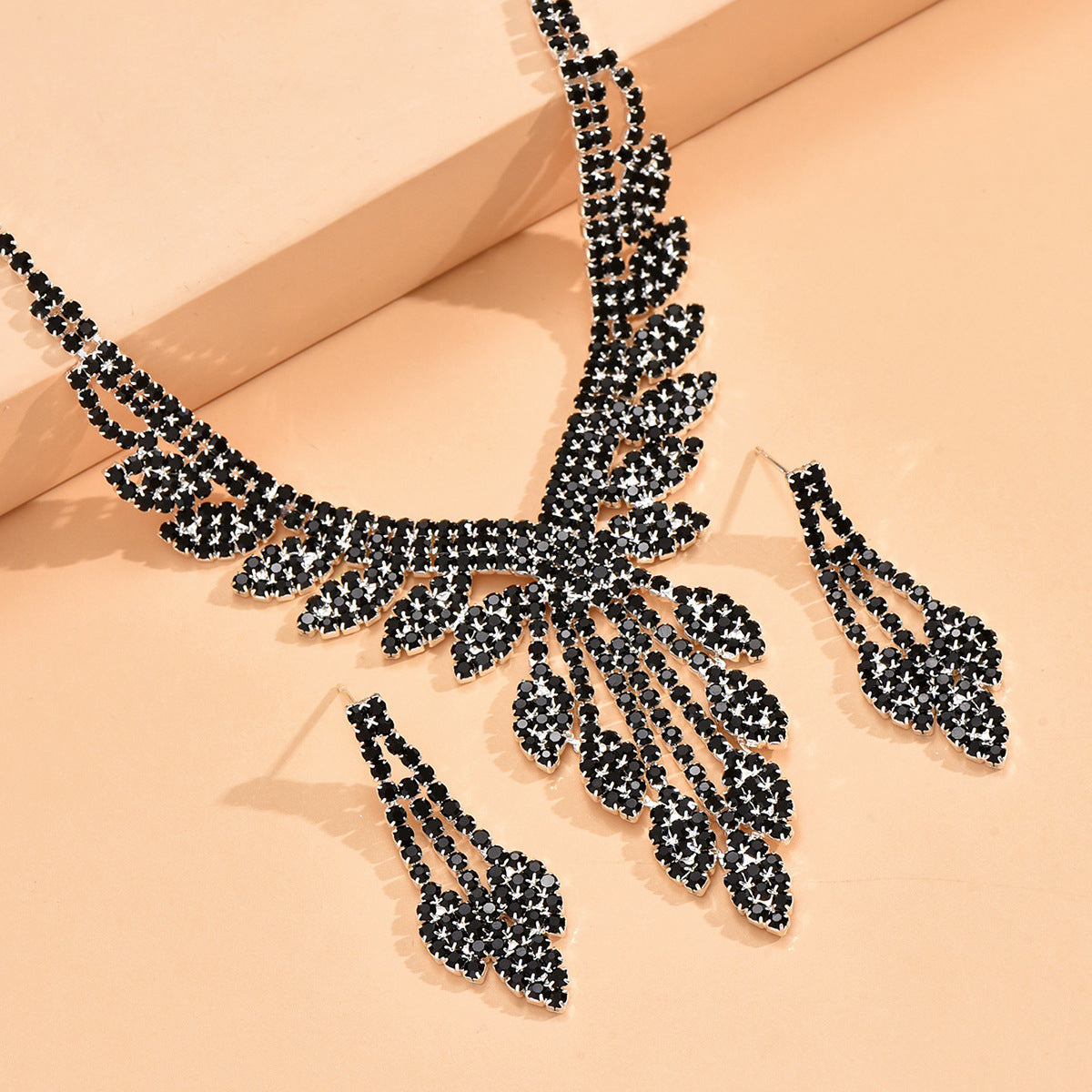 Boucles d'oreilles et colliers de style européen et américain