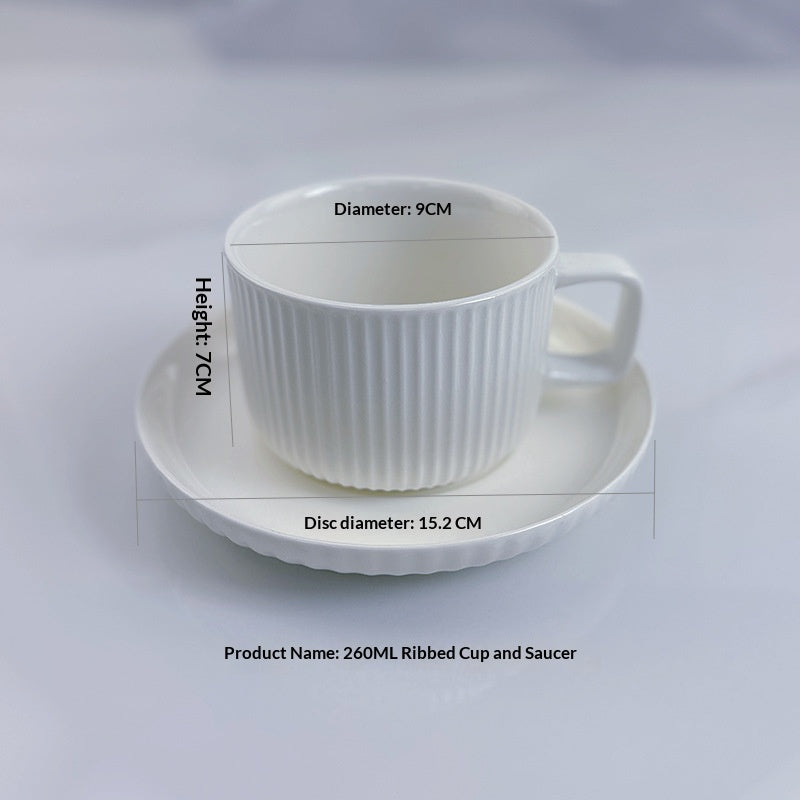 Simple tasse de café en céramique blanche pure et set de sauce