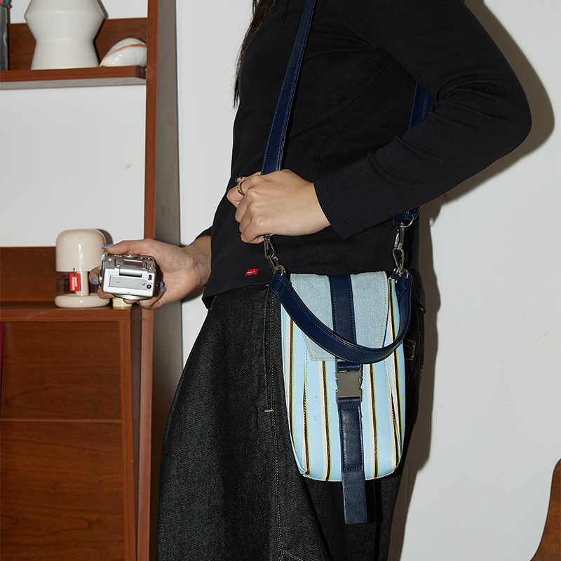 Sac de téléphone rayé