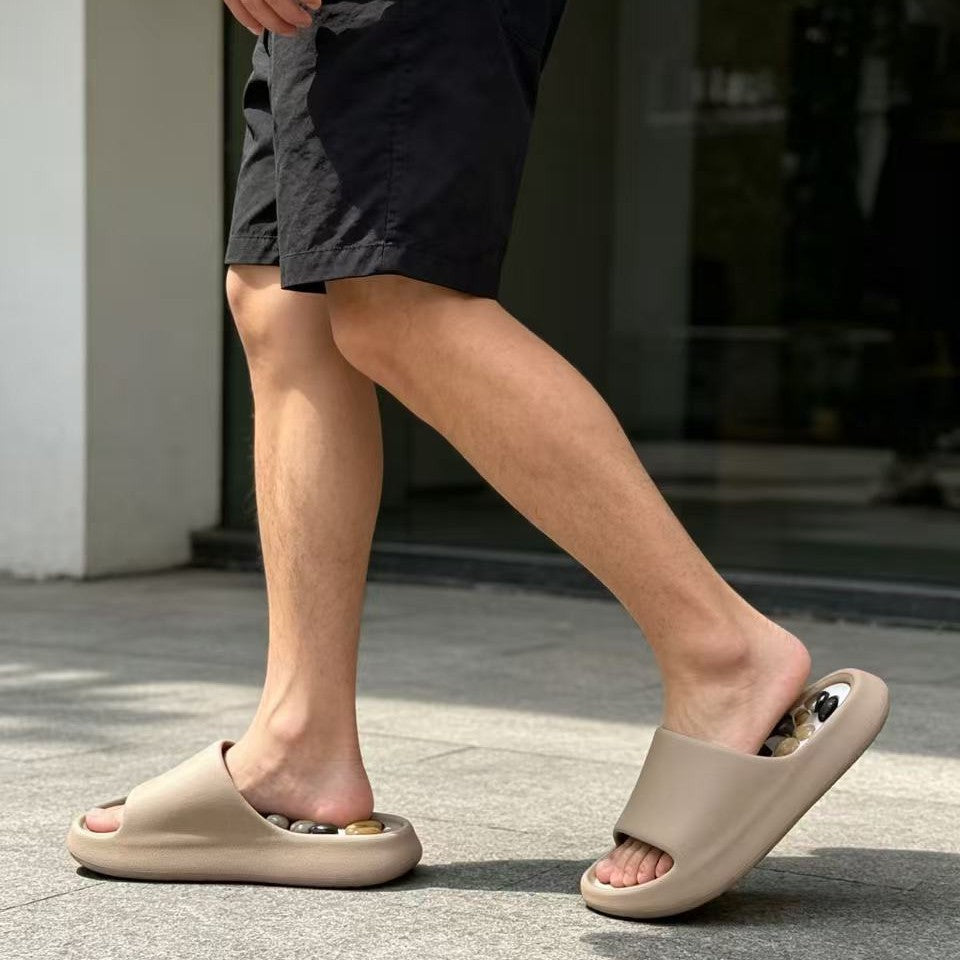 Pantoufles de massage aux galets avec un design qui augmente la hauteur pour usage domestique