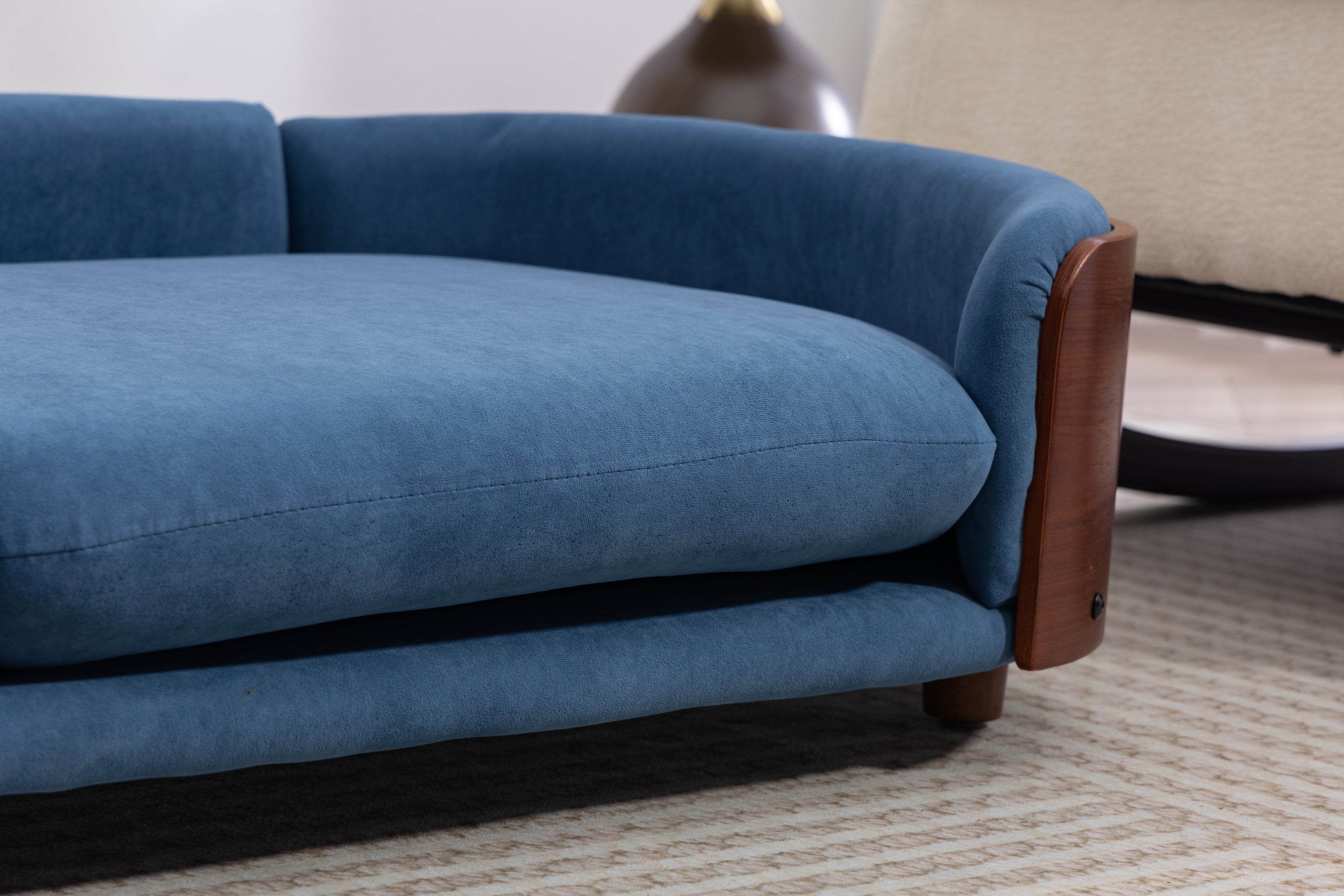 Style scandinave Lit de chien élevé Sofa Pet avec pieds en bois massif et noyer Bent Wood Bac