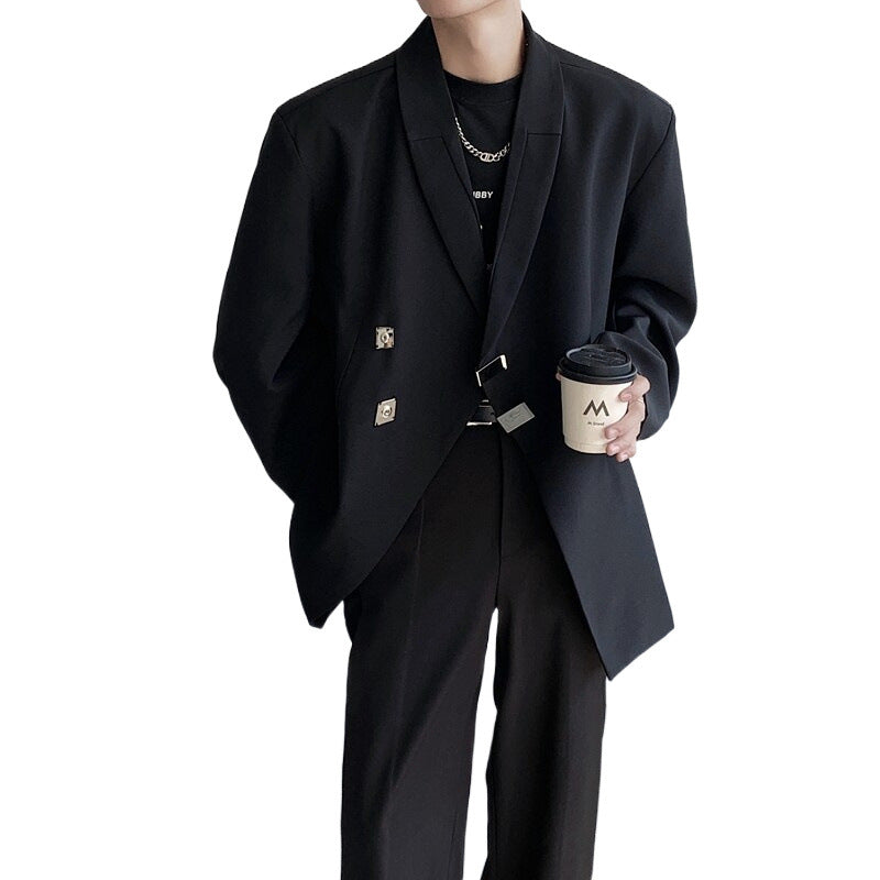 Blazer sur mesure avec un bouton métallique à l'avant-garde et une plaquette inclinée A Niche Statement P